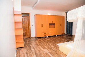 Verduisterende gordijnen, een strijkplank/strijkijzer, gratis wifi