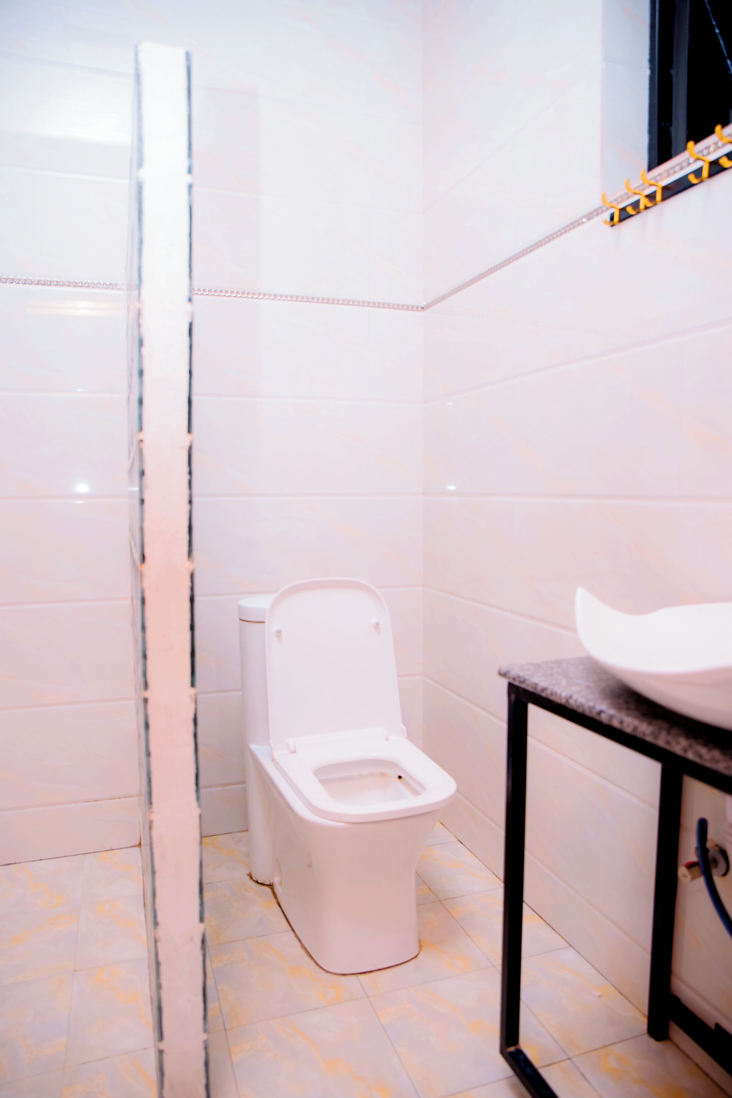 Chaussons, serviettes fournies, savon, papier toilette