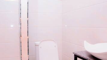 Chaussons, serviettes fournies, savon, papier toilette