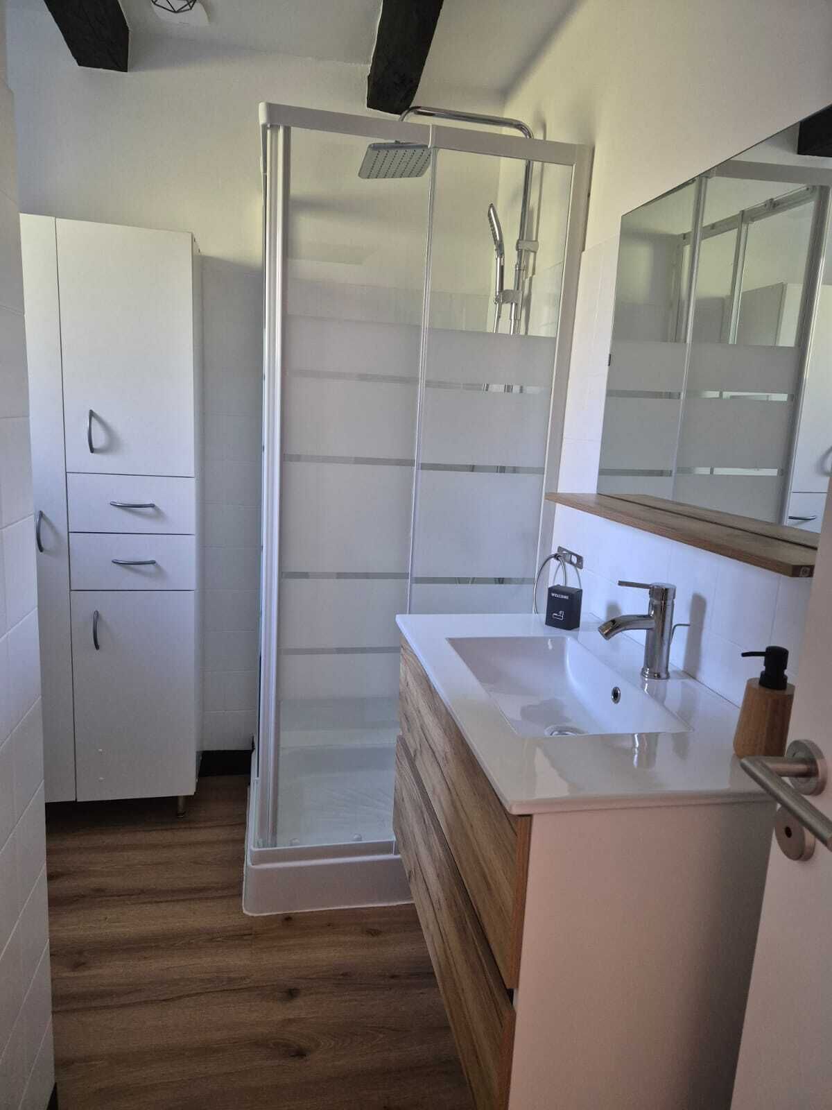 Dusche, Haartrockner, Handtücher, Seife