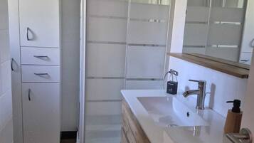 Dusche, Haartrockner, HandtĂŒcher, Seife