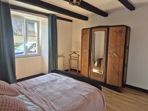 2 makuuhuonetta, työpöytä, silitysrauta/-lauta, vauvan matkasänky