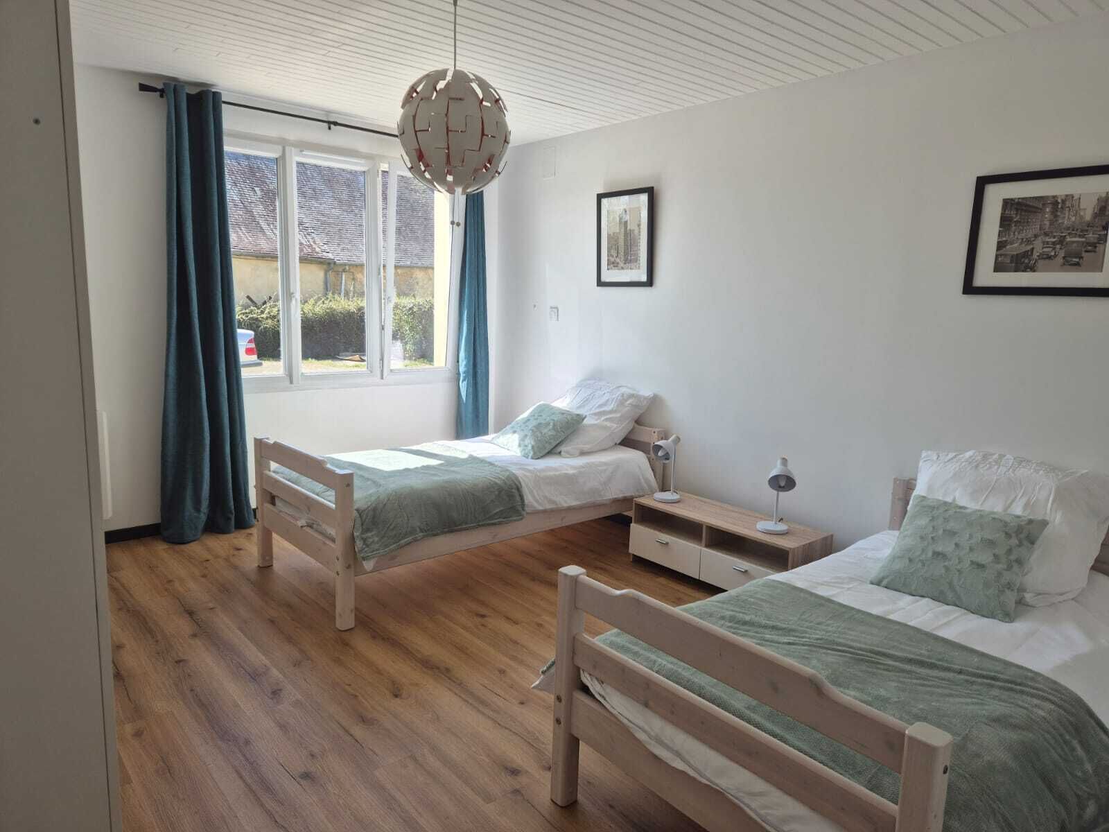 2 sovrum, skrivbord, strykjärn/strykbräda och resesäng