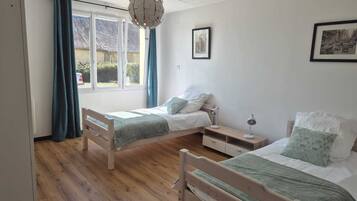 2 sovrum, skrivbord, strykjÀrn/strykbrÀda och resesÀng