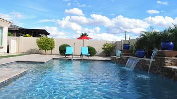 Piscina all'aperto, una piscina riscaldata