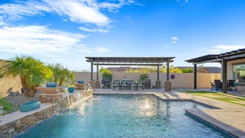 Alberca al aire libre y alberca climatizada