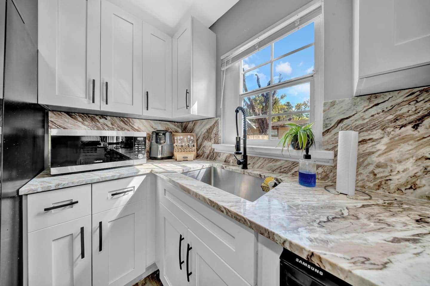 ثلاجة، ميكروويف، فرن، موقد طهي مسطح