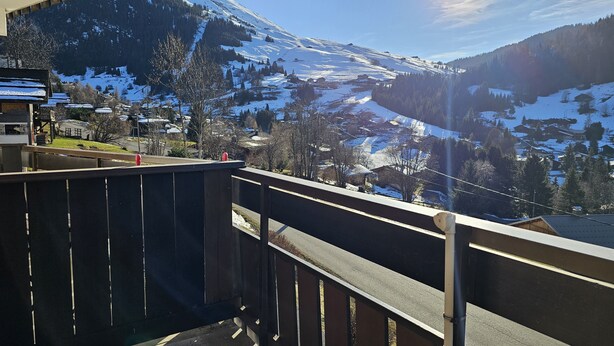 Un paysage de montagne avec des pentes enneigées et un ciel dégagé.