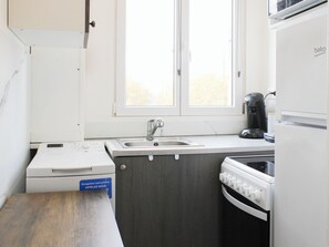 Kühlschrank, Mikrowelle, Ofen, Wasserkocher mit Kaffee-/Teezubehör