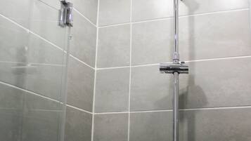 Secador de cabelo, toalhas de banho