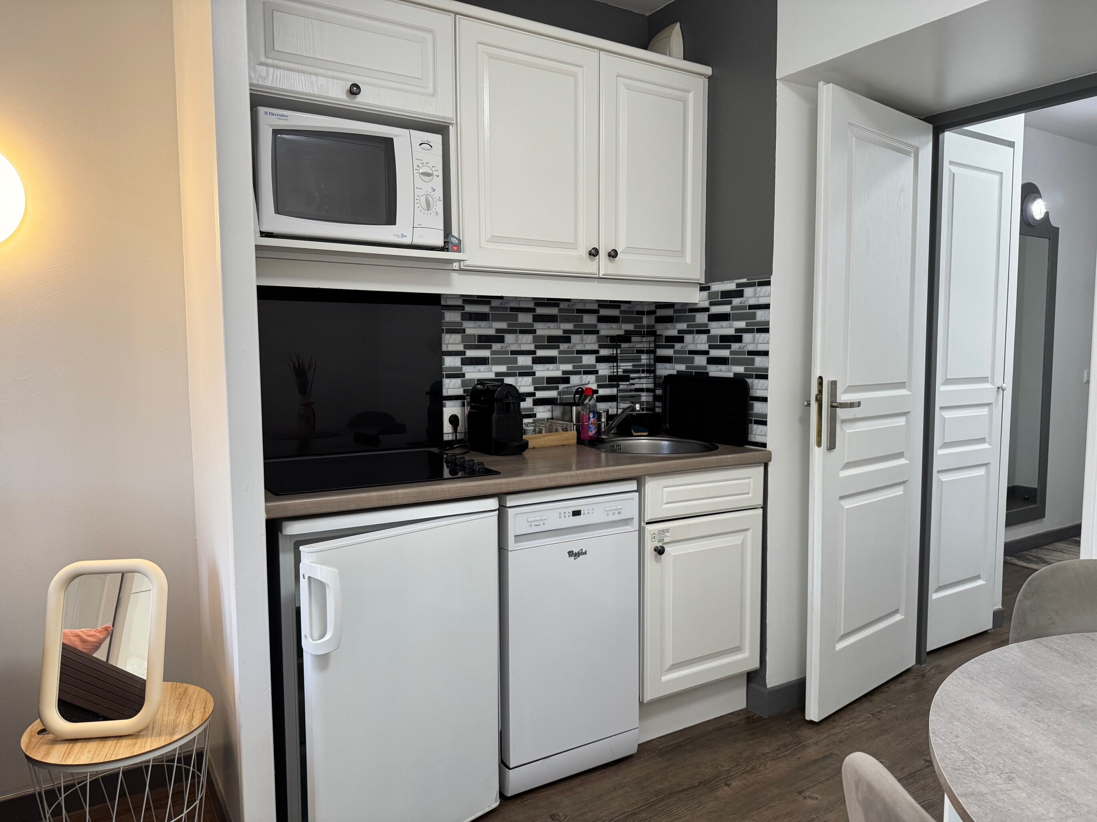 ثلاجة، ميكروويف، غسالة أطباق، ماكينة لصنع القهوة/الشاي