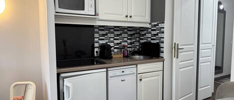 Geladeira, micro-ondas, lava-louças, cafeteira/chaleira