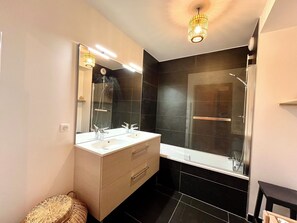 Shower, hair dryer - Bright apartment with balcony and stunning views (Megève)