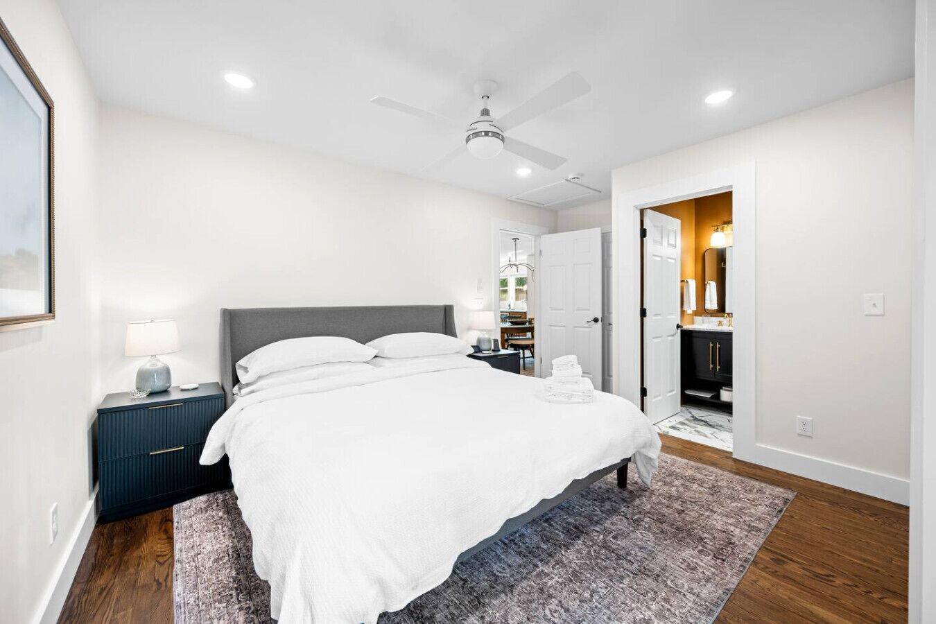 4 slaapkamers, een bureau, een strijkplank/strijkijzer, reisbedje