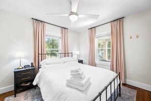 4 habitaciones, escritorio, tabla de planchar con plancha y wifi