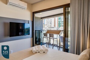 1 bedroom, iron/ironing board, Internet, bed sheets - Connect with the best of Barra steps from beach (Salvador)