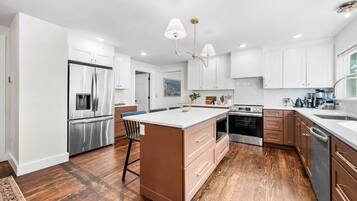 Een koelkast, een magnetron, een oven, een kookplaat