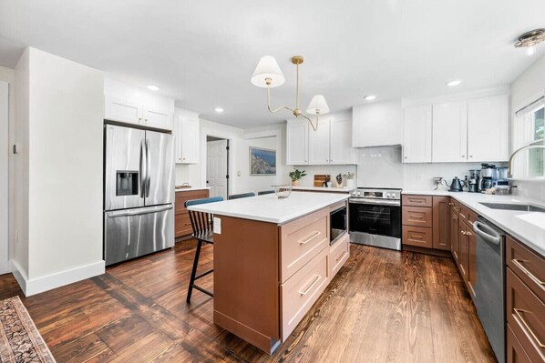 ثلاجة، ميكرووي�ف، فرن، موقد طهي مسطح