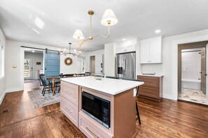 ثلاجة، ميكروويف، فرن، موقد طهي مسطح