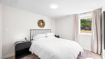 Een bureau, een strijkplank/strijkijzer, wifi, beddengoed