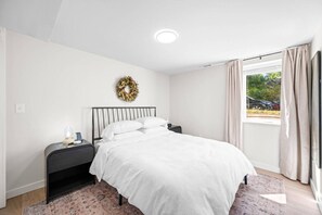 Een bureau, een strijkplank/strijkijzer, wifi, beddengoed