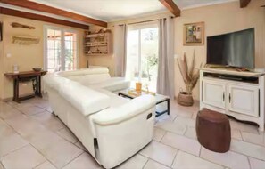 TV, books - Charming Provençal villa with pool (Méjannes-lès-Alès)