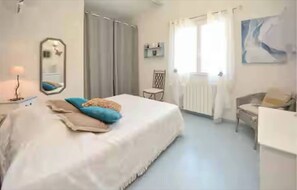 3 Schlafzimmer, Schreibtisch, Bügeleisen/Bügelbrett, Reisekinderbett
