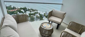 Lujoso Apartamento Nuevo Frente al Mar.