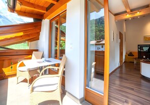 Outdoor dining - Apartment “Tratter 3°” with Mountain View, Shared Garden and Wi-Fi (Lagundo)