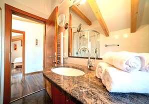 Shower, hair dryer, towels - Apartment “Tratter 3°” with Mountain View, Shared Garden and Wi-Fi (Lagundo)