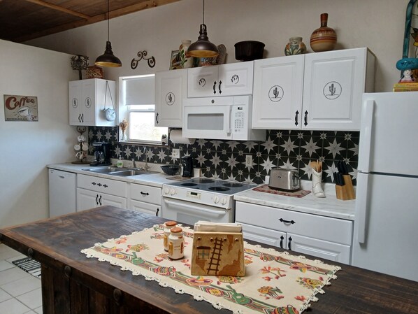 冰箱、微波炉、烤箱、炉灶