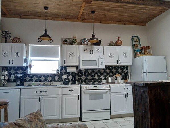 ثلاجة، ميكروويف، فرن، موقد طهي مسطح