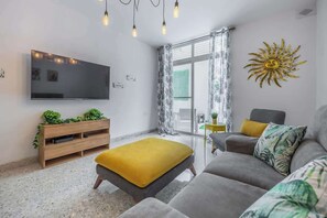 TV, offices - Central Oasis: Near Beach, Private Yard, Free WiFi (San Ġiljan)