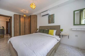 1 bedroom, iron/ironing board, travel cot, WiFi - Central Oasis: Near Beach, Private Yard, Free WiFi (San Ġiljan)