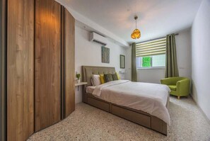 1 bedroom, iron/ironing board, travel cot, WiFi - Central Oasis: Near Beach, Private Yard, Free WiFi (San Ġiljan)