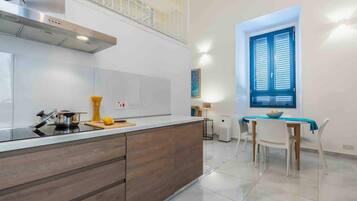 Frigorifero, microonde, forno, piano cottura