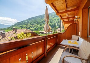 Outdoor dining - Apartment “Tratter 4°” with Mountain View, Shared Garden and Wi-Fi (Lagundo)