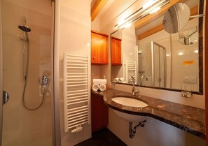 Shower, hair dryer, towels - Apartment “Tratter 4°” with Mountain View, Shared Garden and Wi-Fi (Lagundo)