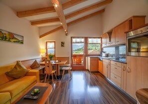 TV - Apartment “Tratter 4°” with Mountain View, Shared Garden and Wi-Fi (Lagundo)