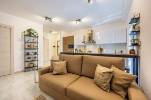 TV, offices - Palazzo Ducoss - Apt 7 - Two Bedroom One Bathroom (Valletta)