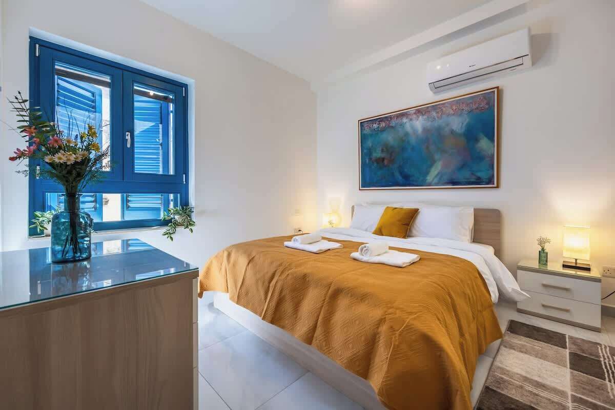 2 dormitorios, escritorio, tabla de planchar con plancha y cuna de viaje