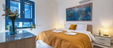 2 dormitorios, escritorio, tabla de planchar con plancha y cuna de viaje