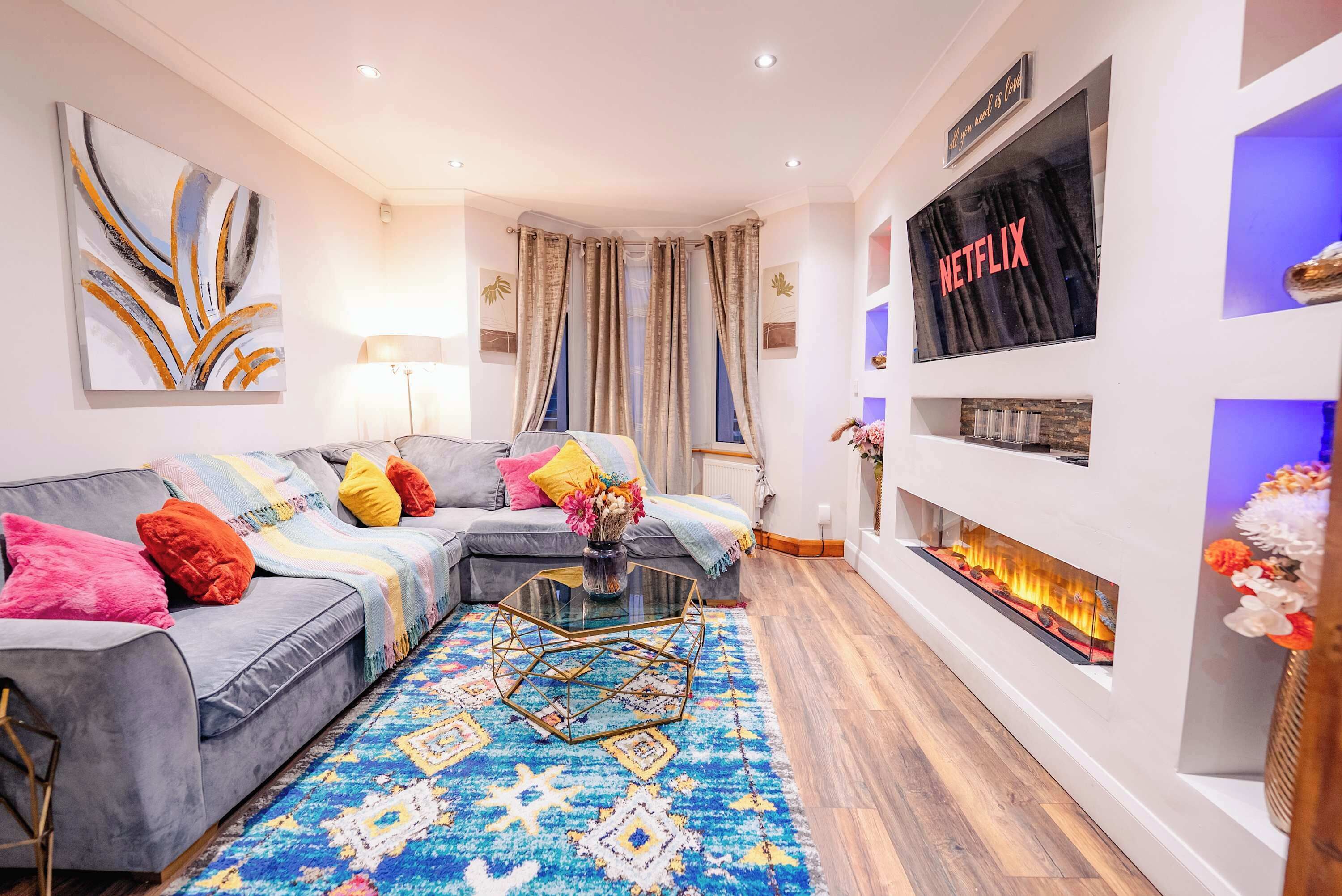 Télévision, cheminée, baby-foot, espaces bureaux