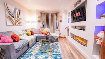 Télévision, cheminée, baby-foot, espaces bureaux