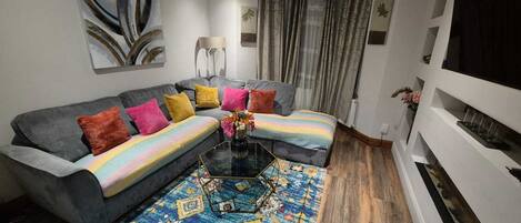 TV, peis, bøker og kontorer