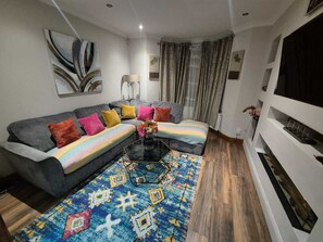 Fernseher, Kamin, Bücher, Arbeitsbereiche