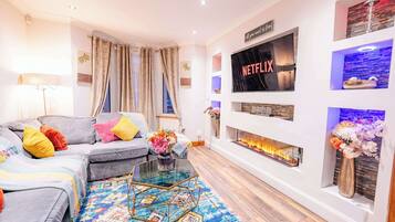 Televisión, chimenea, futbolito y oficina