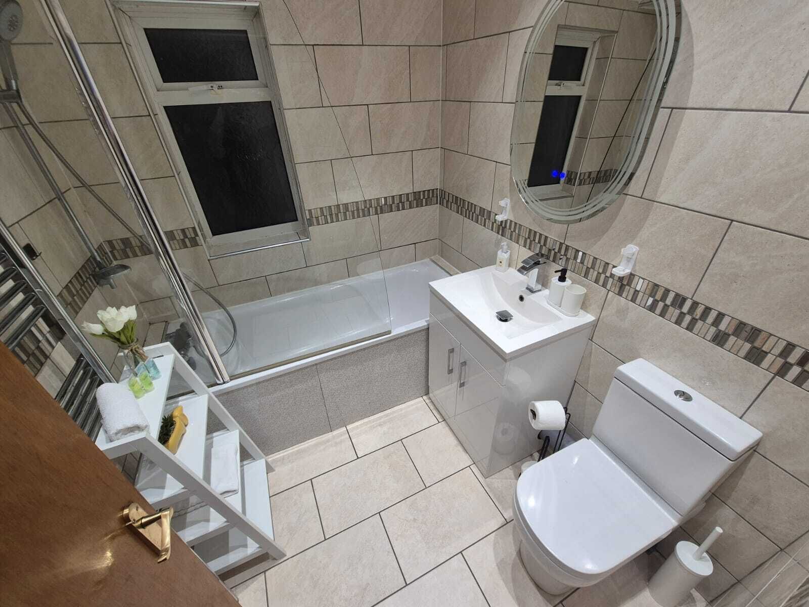 Dusche, Haartrockner, Handtücher, Shampoo