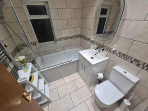 Dusche, Haartrockner, Handtücher, Shampoo