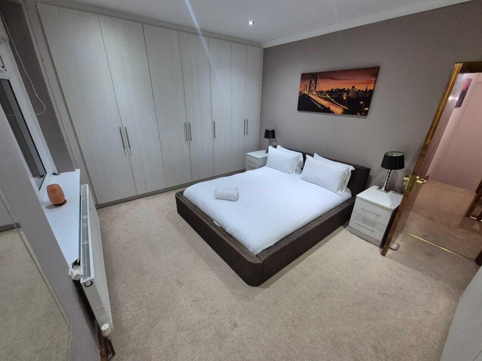 4 habitaciones, escritorio, tabla de planchar con plancha y wifi gratis 